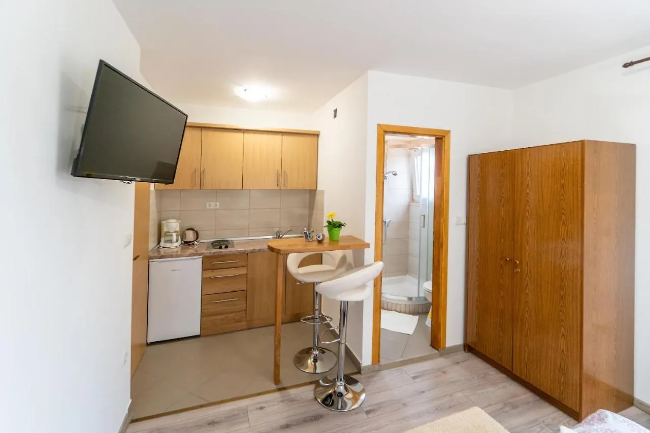 Apartments And Rooms By The Sea Palit, Rab - 5010 Gasthuis